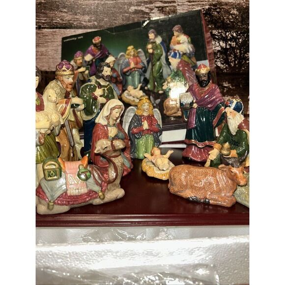Home For The Holidays Porcelain Nativity Set 11 Pc figures and Wood Base - Picture 2 of 6